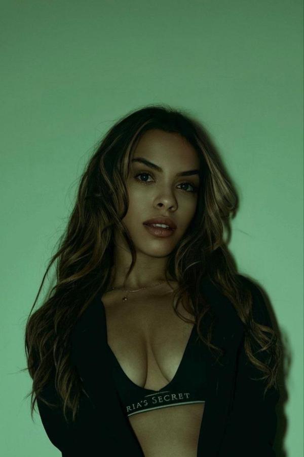 Discover Passionate Moments with Dahliana Moon Today