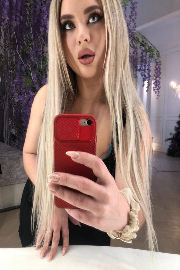 Experience Passion and Elegance with Monroe Crimson 2 Mis Fotos